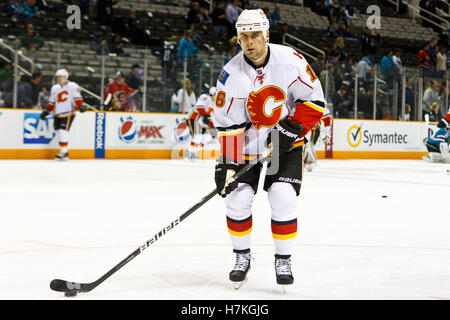 23. März 2011; San Jose, CA, USA; Calgary Flames der rechte Flügel Tom Kostopoulos (16) wärmt sich vor dem Spiel gegen die San Jose Sharks im HP Pavilion auf. Stockfoto