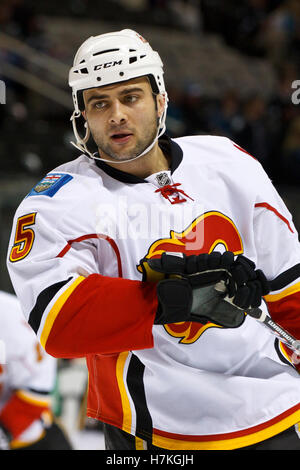 23. März 2011; San Jose, CA, USA;  Calgary Flames-Verteidiger Mark Giordano (5) erwärmt sich vor dem Spiel gegen die San Jose Sharks im HP Pavilion. San Jose besiegte Calgary 6-3. Stockfoto