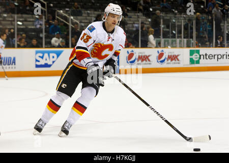 23. März 2011; San Jose, CA, USA;  Calgary Flames Verteidiger Anton Babchuk (33) erwärmt sich vor dem Spiel gegen die San Jose Sharks im HP Pavilion. San Jose besiegte Calgary 6-3. Stockfoto