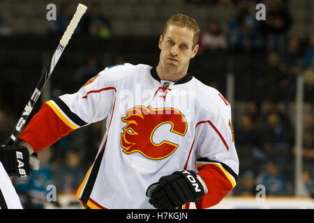 23. März 2011; San Jose, CA, USA;  Calgary Flames Rechtsaußen Tim Jackman (15) erwärmt sich vor dem Spiel gegen die San Jose Sharks im HP Pavilion. San Jose besiegte Calgary 6-3. Stockfoto