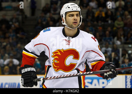 23. März 2011; San Jose, CA, USA; Calgary Flames Verteidiger Mark Giordano (5) vor einem Gesicht gegen die San Jose Sharks während der ersten Periode im HP Pavilion. San Jose besiegte Calgary mit 6:3. Stockfoto