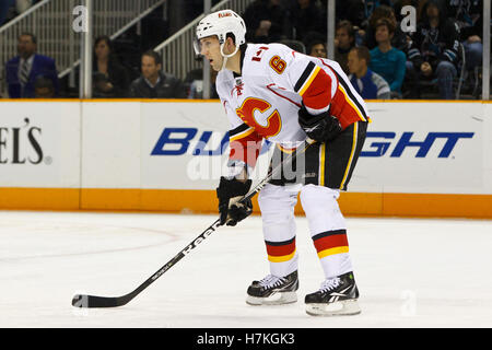 23. März 2011; San Jose, CA, USA;  Calgary Flames Verteidiger Cory Sarich (6) vor-ein Face off gegen die San Jose Sharks in der ersten Phase im HP Pavilion. San Jose besiegte Calgary 6-3. Stockfoto