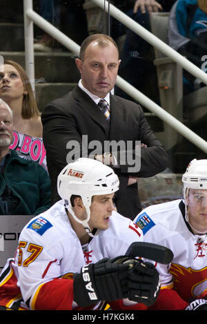 23. März 2011; San Jose, CA, USA;  Calgary Flames Cheftrainer Brent Sutter hinter seinem Team auf der Bank gegen die San Jose Sharks in der ersten Phase im HP Pavilion steht. Stockfoto