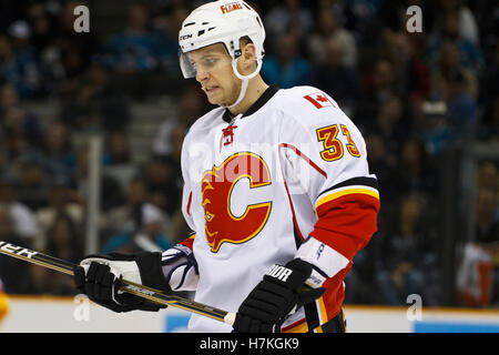 23. März 2011; San Jose, CA, USA; Calgary Flames Verteidiger Anton Babchuk (33) vor einem Gesicht gegen die San Jose Sharks während der ersten Periode im HP Pavilion. San Jose besiegte Calgary mit 6:3. Stockfoto