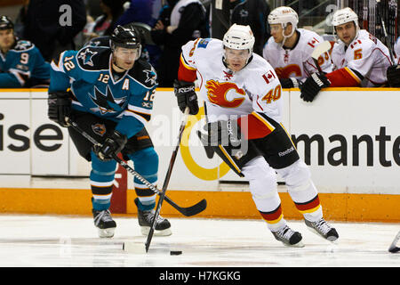 23. März 2011; San Jose, CA, USA;  Calgary Flames links Flügel Alex Tanguay (40) Schlittschuhe mit dem Puck vorbei San Jose Sharks Center Patrick Marleau (12) während der zweiten Periode im HP Pavilion. Stockfoto