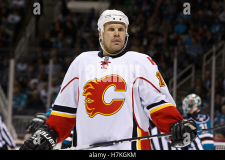 23. März 2011; San Jose, CA, USA;  Calgary Flames zentrieren, Olli Jokinen (13) bevor ein Gesicht aus gegen die San Jose Sharks in der zweiten Periode im HP Pavilion. San Jose besiegte Calgary 6-3. Stockfoto