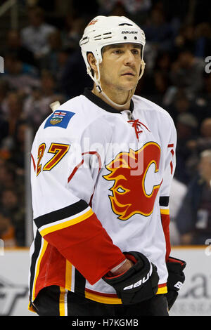 23. März 2011; San Jose, CA, USA; Calgary Flames Verteidiger Steve Staios (27) vor einem Gesicht gegen die San Jose Sharks während der zweiten Periode im HP Pavilion. San Jose besiegte Calgary mit 6:3. Stockfoto