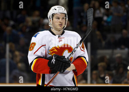 23. März 2011; San Jose, CA, USA; Calgary flammt Greg Nemisz (48) vor einem Gesicht gegen die San Jose Sharks während der zweiten Periode im HP Pavilion vor. San Jose besiegte Calgary mit 6:3. Stockfoto