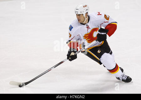 23. März 2011; San Jose, CA, USA;  Calgary Flames-Verteidiger Steve Staios (27) Schlittschuhe mit dem Puck gegen die San Jose Sharks während der dritten Periode im HP Pavilion. San Jose besiegte Calgary 6-3. Stockfoto