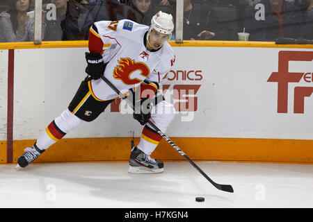 23. März 2011; San Jose, CA, USA;  Calgary Flames rechten Flügel Rene Bourque (17) Schlittschuhe mit dem Puck gegen die San Jose Sharks während der dritten Periode im HP Pavilion. San Jose besiegte Calgary 6-3. Stockfoto