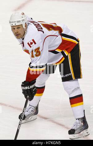 23. März 2011; San Jose, CA, USA;  Calgary Flames zentrieren, Olli Jokinen (13) bevor ein Gesicht aus gegen die San Jose Sharks während der dritten Periode im HP Pavilion. San Jose besiegte Calgary 6-3. Stockfoto