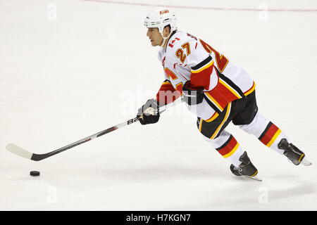 23. März 2011; San Jose, CA, USA;  Calgary Flames-Verteidiger Steve Staios (27) Schlittschuhe mit dem Puck gegen die San Jose Sharks während der dritten Periode im HP Pavilion. San Jose besiegte Calgary 6-3. Stockfoto