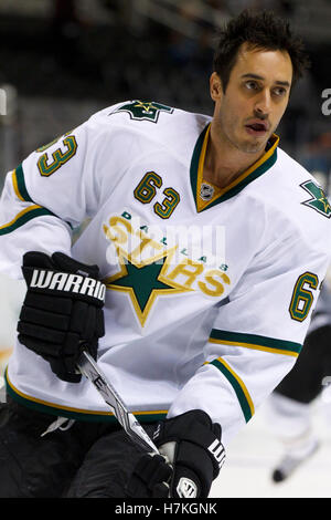 31. März 2011; San Jose, CA, USA; Dallas Stars Center Mike Ribeiro (63) wärmt sich vor dem Spiel gegen die San Jose Sharks im HP Pavilion. San Jose besiegte Dallas mit 6:0. Stockfoto