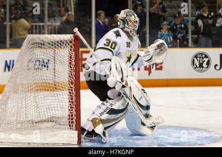 31. März 2011; San Jose, CA, USA;  Dallas Stars Torwart Andrew Raycroft (30) erwärmt sich vor dem Spiel gegen die San Jose Sharks im HP Pavilion. Stockfoto