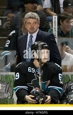 31. März 2011; San Jose, CA, USA;  San Jose Sharks Cheftrainer Todd McLellan auf der Bank in der ersten Zeit gegen die Dallas Stars im HP Pavilion steht. Stockfoto