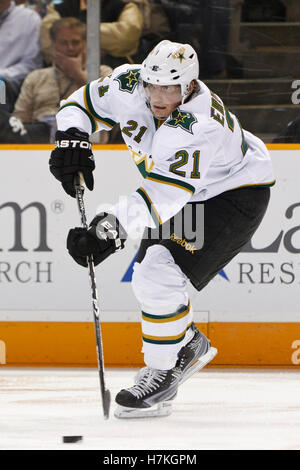 31. März 2011; San Jose, CA, USA;  Dallas Stars linker Flügel Loui Eriksson (21) übergibt den Puck gegen die San Jose Sharks in der zweiten Periode im HP Pavilion. Stockfoto