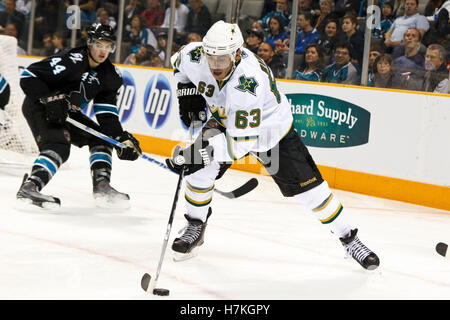 31. März 2011; San Jose, CA, USA;  Dallas Stars center Mike Ribeiro (63) Schlittschuhe mit dem Puck vorbei an San Jose Sharks Verteidiger Marc-Édouard Vlasic (44) während der zweiten Periode im HP Pavilion. Stockfoto