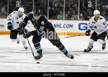 31. März 2011; San Jose, CA, USA;  San Jose Sharks zentrieren Patrick Marleau (12) Skates vorbei an Dallas Stars links Flügel Brenden Morrow (10) und Mike Ribeiro 63-zu-Noten ein Ziel während der dritten Periode im HP Pavilion zu zentrieren.  San Jose besiegte Dallas 6-0. Stockfoto