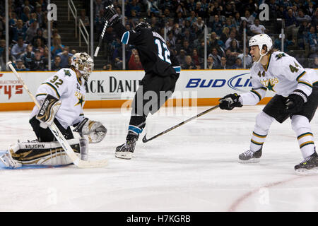 31. März 2011; San Jose, CA, USA;  San Jose Sharks Center Patrick Marleau (12) feiert nach einem Tor vorbei an Dallas Stars Torhüter Kari Lehtonen (32) und Verteidiger Jeff Woywitka (44) während der dritten Periode im HP Pavilion.  San Jose besiegte Dallas 6-0. Stockfoto