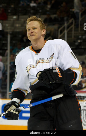 2. April 2011; San Jose, CA, USA; der rechte Flügel der Anaheim Ducks Corey Perry (10) wärmt sich vor dem Spiel gegen die San Jose Sharks im HP Pavilion auf. Stockfoto