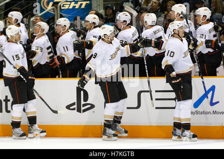 2. April 2011; San Jose, CA, USA;  Anaheim Ducks rechten Flügel Bobby Ryan (9) feiert mit Teamkollegen nach ein Tor gegen die San Jose Sharks in der ersten Phase im HP Pavilion. Stockfoto