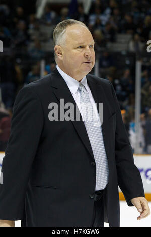 2. April 2011; San Jose, CA, USA; Anaheim Ducks-Cheftrainer Randy Carlyle geht nach der ersten Periode gegen die San Jose Sharks im HP Pavilion über das Eis in die Umkleidekabine. Stockfoto