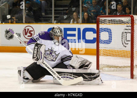 4. April 2011; San Jose, CA, USA; Los Angeles Kings Torwart Jonathan Quick (32) macht einen Save gegen die San Jose Sharks während der ersten Periode im HP Pavilion. Stockfoto