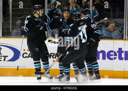April 2011; San Jose, CA, USA; Joe Pavelski (8) feiert mit dem Zentrum Kyle Wellwood (20), dem Verteidiger Marc-Edouard Vlasic (44) und Torrey Mitchell (17), nachdem er in der ersten Periode im HP Pavilion ein Tor gegen die Los Angeles Kings geschossen hat. Stockfoto