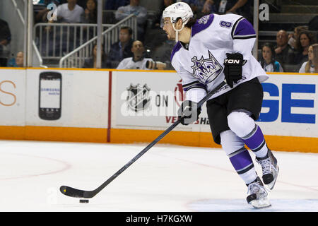 4. April 2011; San Jose, CA, USA;  Los Angeles Kings Verteidiger Drew Doughty (8) Schlittschuhe mit dem Puck gegen die San Jose Sharks in der ersten Phase im HP Pavilion. San Jose besiegte Los Angeles 6-1. Stockfoto