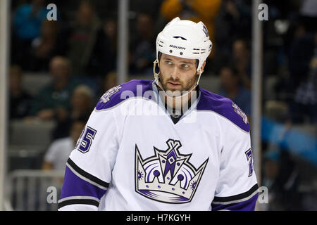 April 2011; San Jose, CA, USA; die Los Angeles Kings verließen Dustin Penner (25), bevor sie in der zweiten Periode im HP Pavilion gegen die San Jose Sharks antraten. San Jose besiegte Los Angeles mit 6:1. Stockfoto