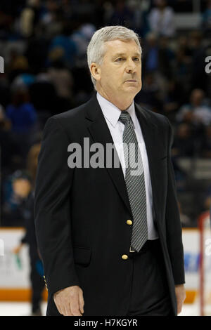 4. April 2011; San Jose, CA, USA; Los Angeles Kings Cheftrainer Terry Murray geht nach der zweiten Periode gegen die San Jose Sharks im HP Pavilion über das Eis in die Umkleidekabine. Stockfoto