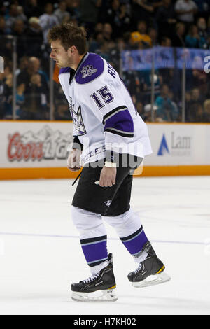 4. April 2011; San Jose, CA, USA;  Los Angeles Kings Center Brad Richardson (15) lässt das Eis nach dem Kampf gegen die San Jose Sharks während der dritten Periode im HP Pavilion. San Jose besiegte Los Angeles 6-1. Stockfoto