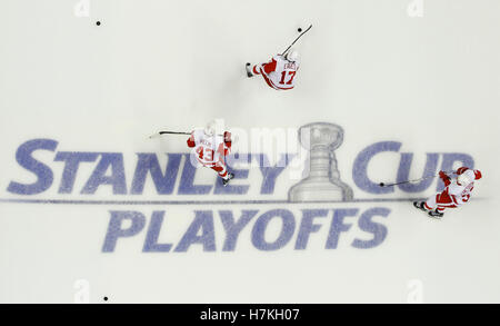 29. April 2011; San Jose, CA, USA; Die Detroit Red Wings Aufwärmen vor dem Spiel 1 der western Conference Halbfinale der 2011 Stanley Cup Playoffs gegen die San Jose Sharks im HP Pavilion. Stockfoto