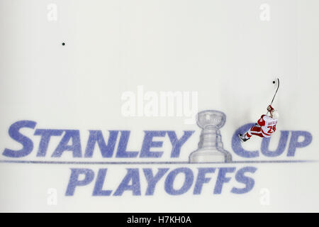 29. April 2011; San Jose, CA, USA;  Detroit Red Wings-Verteidiger Brian Rafalski (28) erwärmt sich vor dem Spiel eins der western Conference Halbfinale der 2011 Stanley Cup Playoffs gegen die San Jose Sharks im HP Pavilion. San Jose besiegt Detroit 2-1 in der Overtime. Stockfoto