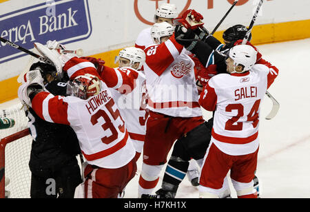 29. April 2011; San Jose, CA, USA; Die Detroit Red Wings und die San Jose Sharks kämpfen in der zweiten Periode von Spiel 1 der western Conference Halbfinale der Stanley Cup Playoffs 2011 im HP Pavilion. Stockfoto