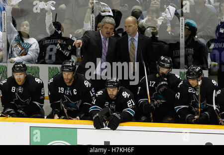 8. Mai 2011; San Jose, CA, USA; San Jose Sharks Cheftrainer Todd McLellan (oben, links) spricht mit Co-Trainer Matt Shaw (rechts oben) während der ersten Phase des Spiel fünf der western Conference Halbfinale der 2011 Stanley Cup Playoffs gegen die Detroit Red Wings im HP Pavilion. Stockfoto