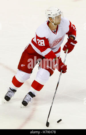 8. Mai 2011; San Jose, CA, USA;  Detroit Red Wings-Verteidiger, die Brian Rafalski (28) mit dem Puck gegen die San Jose Sharks in der zweiten Periode der Schlittschuhe Spiel fünf der western Conference Halbfinale der Stanley Cup Playoffs 2011 im HP Pavilion. Stockfoto