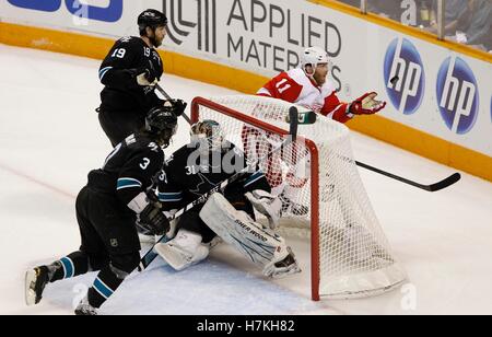 8. Mai 2011; San Jose, CA, USA; Detroit Red Wings Rechtsaußen Daniel Cleary (11) jagt den Puck hinter San Jose Sharks Torhüter Antti Niemi (31) während der zweiten Phase des Spiel fünf der western Conference Halbfinale der Stanley Cup Playoffs 2011 im HP Pavilion. Stockfoto