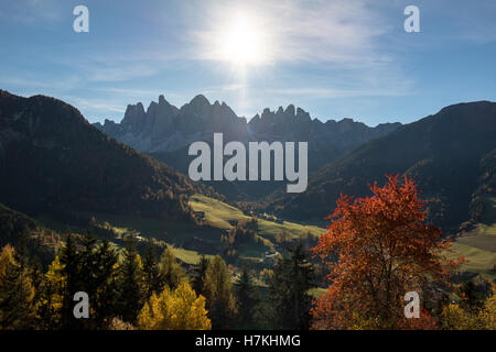 Santa Bittermandelaroma oder St. Magdalena im Val di Funes/Villnösser Geisler Spitzen - Südtirol/Alto Adige - Italien Stockfoto