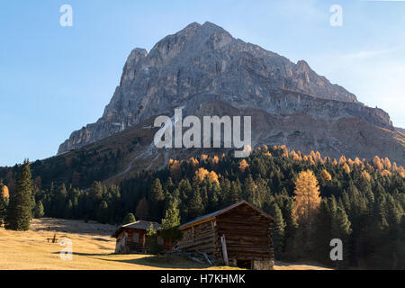 Typische Tiroler Hütten am Würzjoch oder Passo Delle Erbe mit Bergblick - Südtirol - Alto Adige - Südtirol - Italien Stockfoto