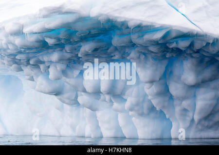 Antarktis blaue Eisberg, Eisberg, schwebt in der Antarktis-Landschaft aus Eis. Stockfoto