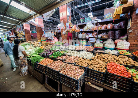 Gemüse und Fisch Straßenmarkt in Asien Stockfoto