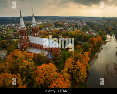 Anyksciai, Litauen: Neo-gotische römisch-katholische Kirche im Herbst Stockfoto