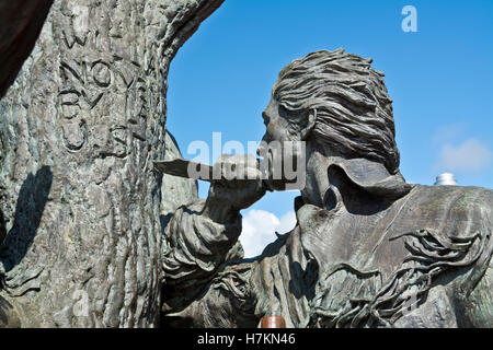 Statue zu Ehren der Lewis und Clark Expedition.   Nahaufnahme von William Clark Carving Baum mit Messer.  Long Beach, Kalifornien, US Stockfoto