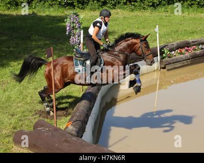 Reiter auf Pferd springen über Wasser während der jährlichen Langlauf Wettbewerb Bitsa, 2016, Moskau, Russland Stockfoto