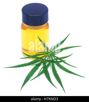Medizinisches Cannabis Blätter mit Extrakt Öl in der Flasche auf weißem Hintergrund Stockfoto