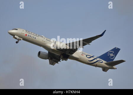 Delta Air Lines Boeing 757-200 N717TW ausgehend von London Heathrow Airport, Großbritannien Stockfoto