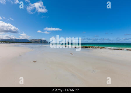 Strand von Bleikstranda und Insel Bleiksoya. Andenes, die Andoya Tourist Route und die Inselgruppe Vesterålen, Lofoten Islands, Norwegen. Stockfoto