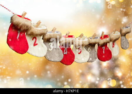 Adventskalender, Socken, abstrakte unscharfen Lichter im Hintergrund gemacht Stockfoto