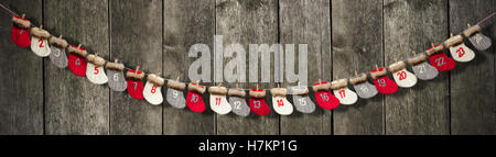 Adventskalender, Socken, platziert auf hölzernen Hintergrund gemacht Stockfoto